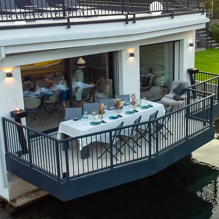 Villa Ladarsenaonthelake
